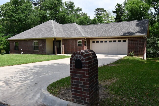 Building Photo - Gorgeous 3 Bedroom, 2 Bath Home!