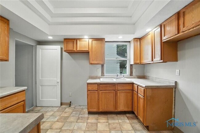 Building Photo - 3725 Leybourn Ave