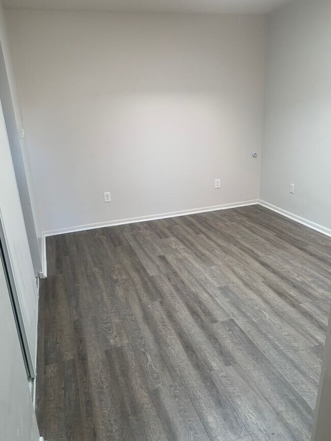 Building Photo - Adorable Studio in established neighborhood