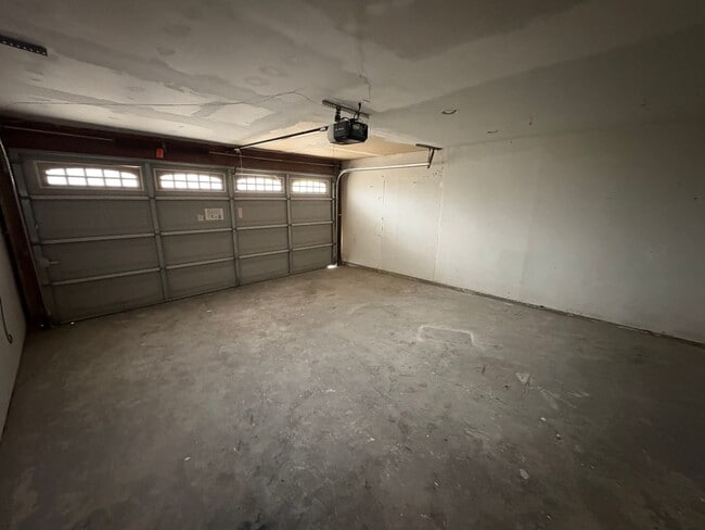 Building Photo - SE Tulare Home Near Shopping Center Rent Ready!