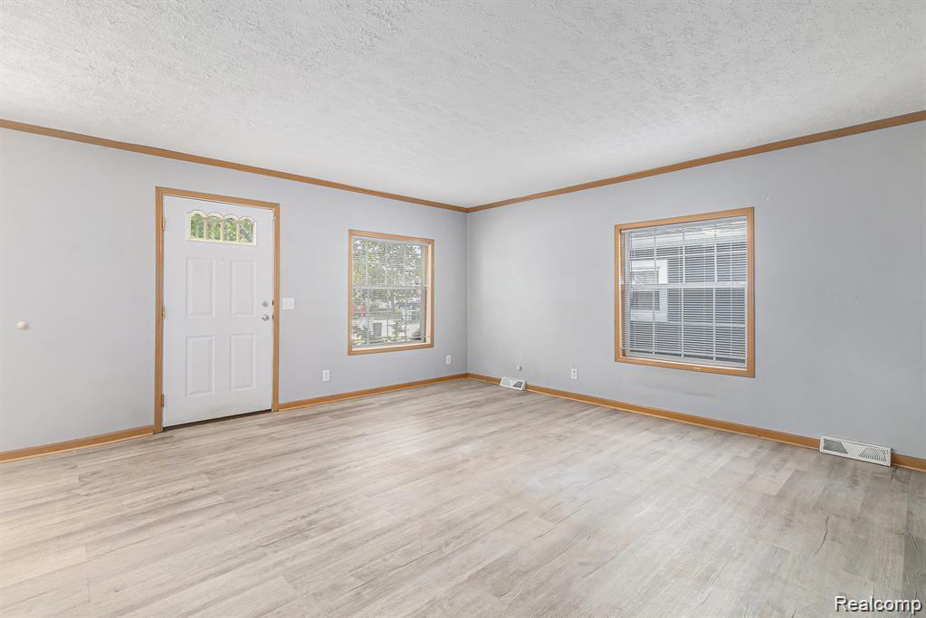 Foto principal - 23748 Crossley Ave