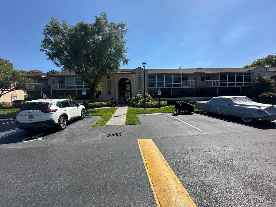 Foto principal - 4760 NW 102nd Ave