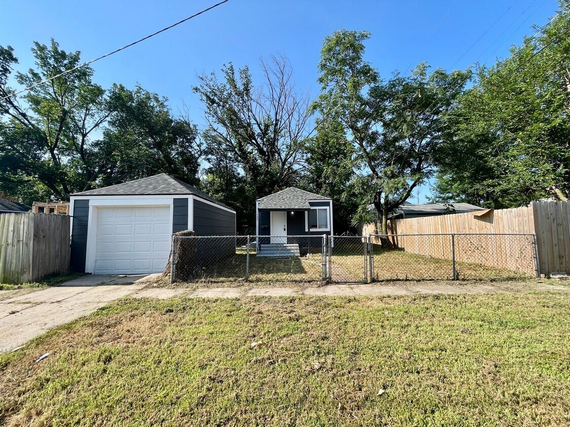 Primary Photo - Remodeled Studio HOUSE with Fence and Garage