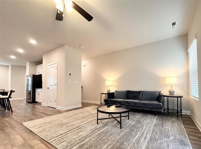 Foto del edificio - Enchanting 3-Story Single Home  | 4 BR/3.5BA | 2-Car Garage |In City Park Community!