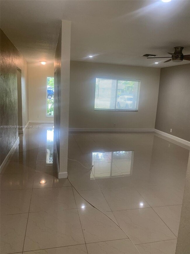 Foto del edificio - 4060 NW 110th Ave