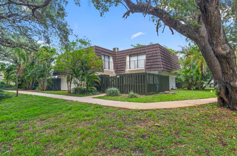 Foto principal - 2695 Albatross Rd N