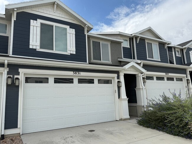 Foto del edificio - Beautifully Updated 4-Bedroom Townhome in ...