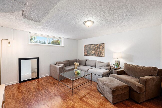 Foto del edificio - 2 Bedroom, 1 Bath Garden Level Unit in Park Hill