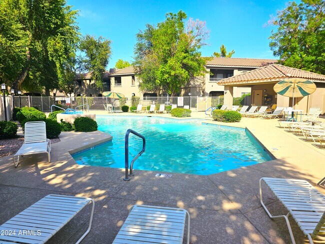 Foto del edificio - 15225 N 100th St