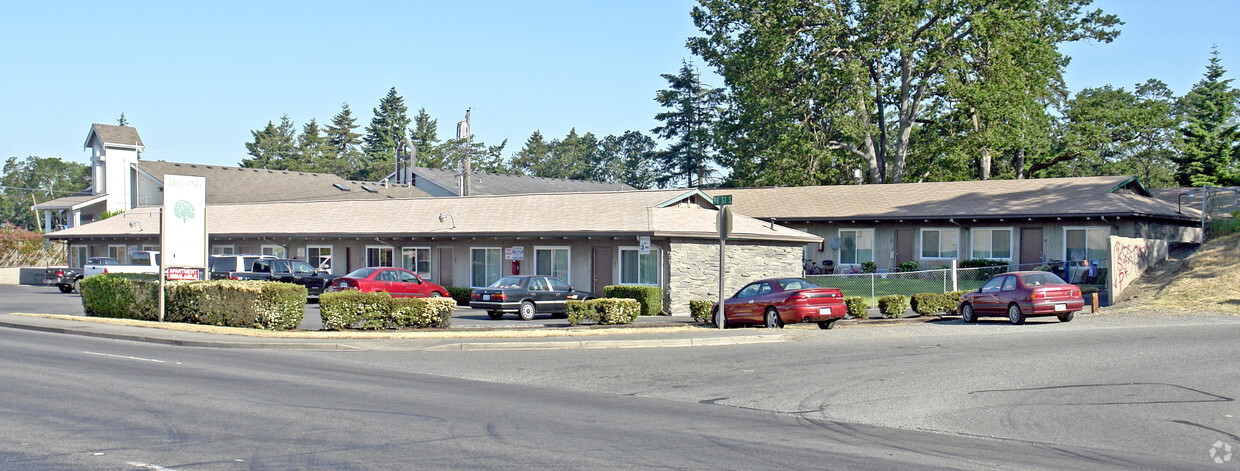 Primary Photo - Three Oaks Apartments