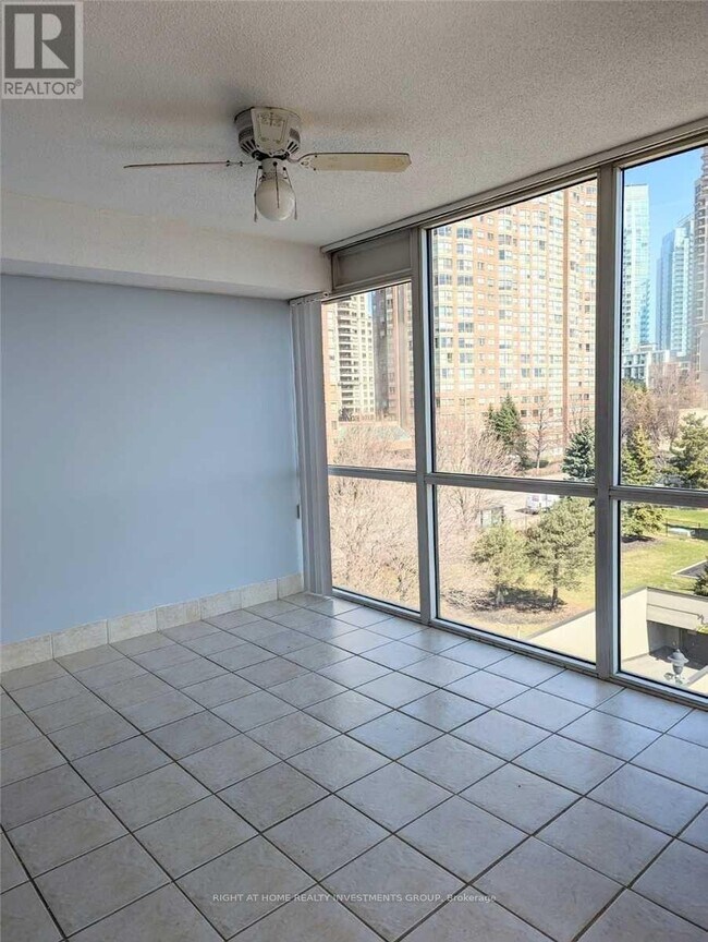 Photo du bâtiment - 350-350 Webb Dr