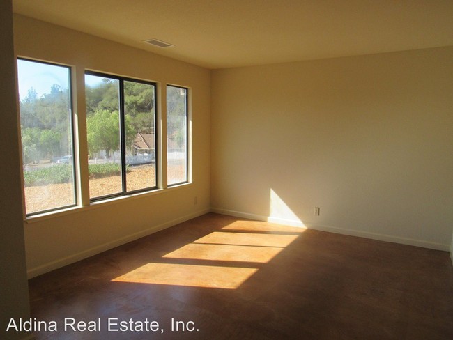 Building Photo - 3 br, 3 bath House - 18735 Greenleaf Dr.