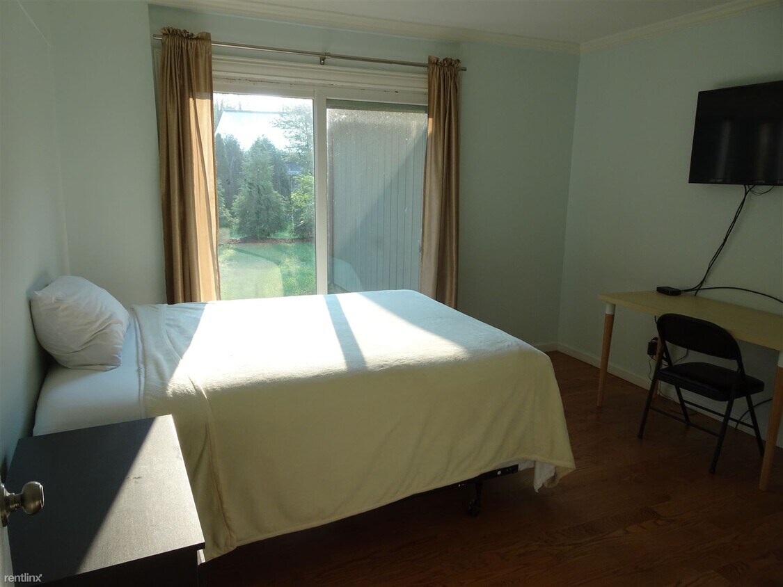 6842 7 Mile Rd, South Lyon, MI 48178 Room for Rent in South Lyon, MI