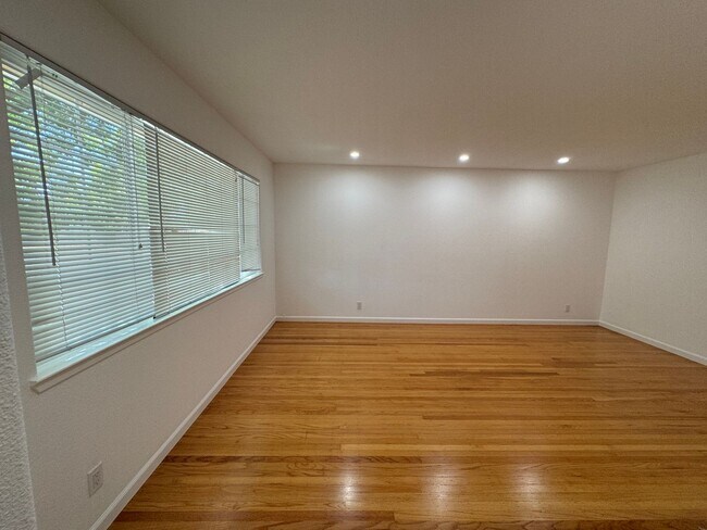 Foto del edificio - Great condition home Move In Ready! Walkin...