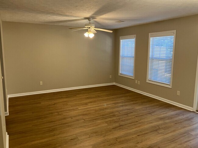 Foto del edificio - Asbury Hills Condominiums-2428 E. University,  Unit 1106