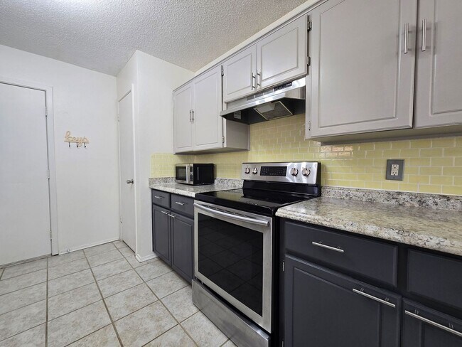 Foto del edificio - NEW IN MANAGEMENT - AVAILABLE NOW!