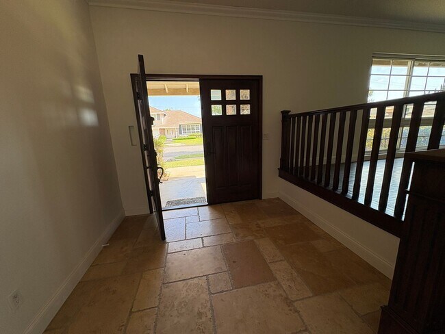 Foto del edificio - Spacious House - 2 stories - 4 Bedrooms + 2.5 Baths & large 2 car garage