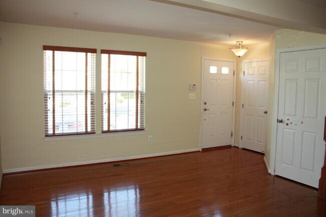 Foto del edificio - 7062 Holly Springs Ln