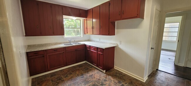 Foto del edificio - 5811 Westdale St