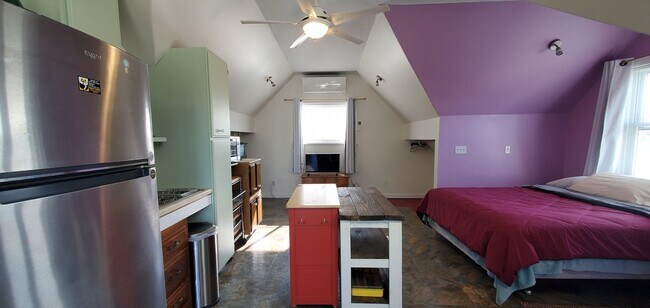 Foto del edificio - Charming Over-the-Garage Studio Apartment