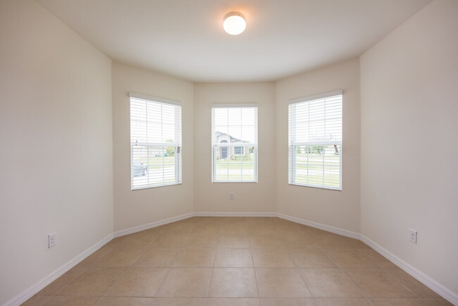 Building Photo - 1301 SW 9th Ct