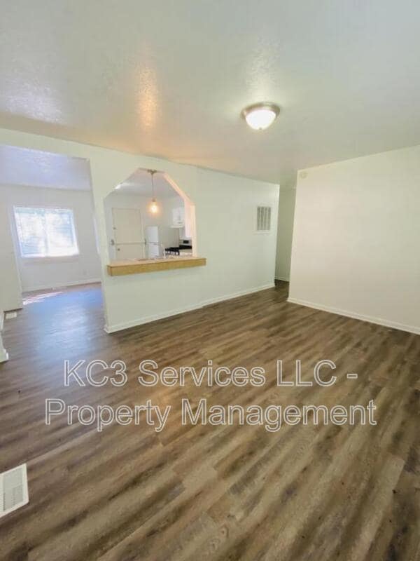 Foto del edificio - 9303 Stark Ave