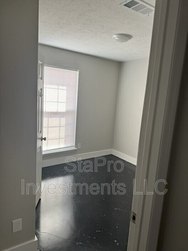 Building Photo - 202 Village Pl