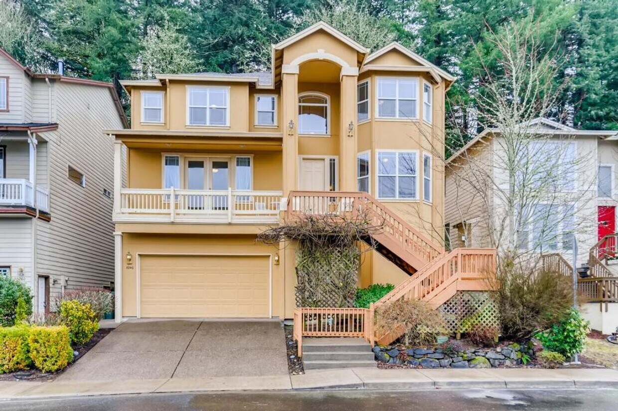 Foto principal - Gorgeous 5 bedroom home plus office/ 6th b...