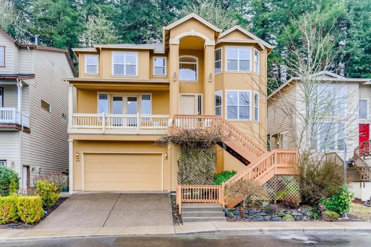 Primary Photo - Gorgeous 5 bedroom home plus office/ 6th b...