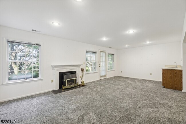 Building Photo - 10 Dorset Ln