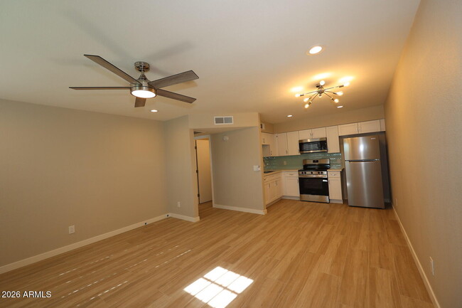 Building Photo - 476 E Linda Ave