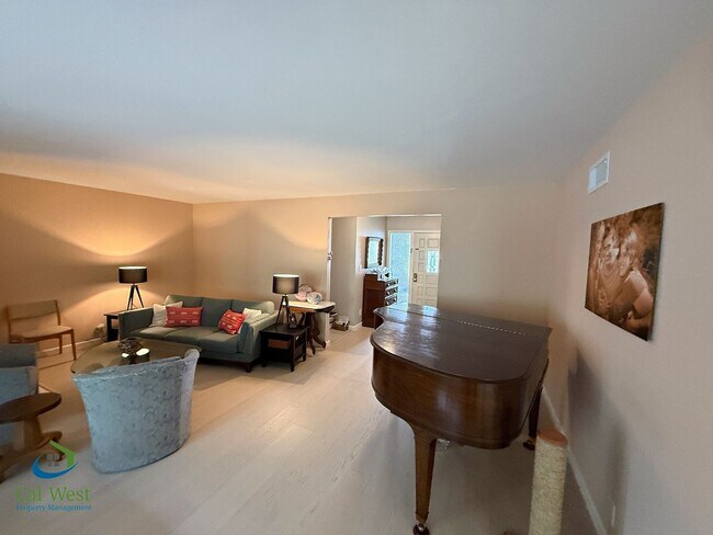 Foto del edificio - $5,200 - Beautifully remodeled 3 Bed/2 Bath Sunnyvale Home - COMING SOON!