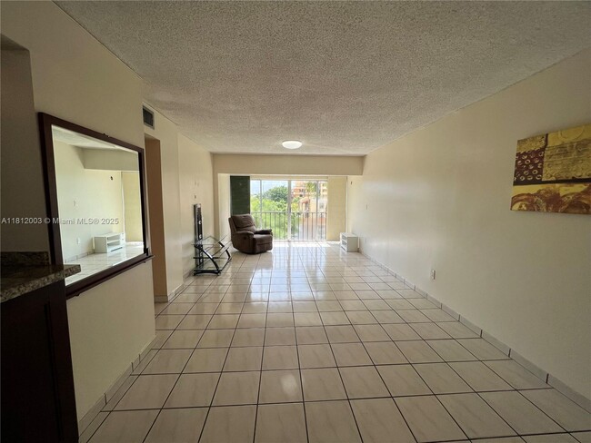 Building Photo - 8887 Fontainebleau Blvd