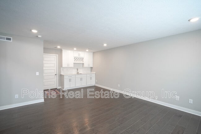 Building Photo - 673 Golborne St