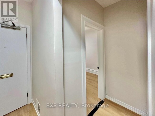 Building Photo - 162 Ivy Crescent