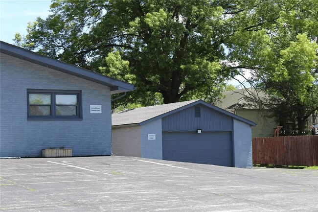 Foto del edificio - 5090 Humbert Rd