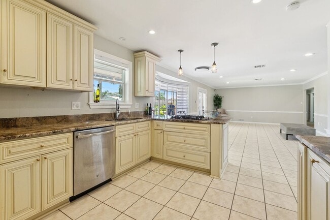 Building Photo - 2544 Cedarlawn Dr