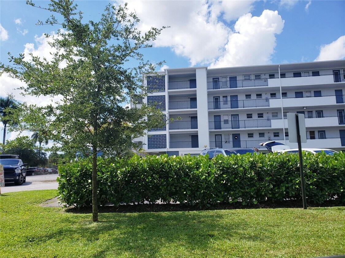 950 Hillcrest Dr Unit 412, Hollywood, FL 33021 Condo for Rent in