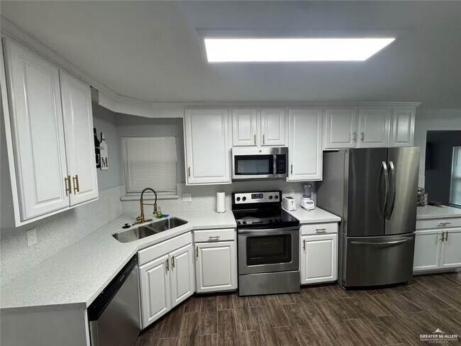 Building Photo - 3000 Royal Palms Cir