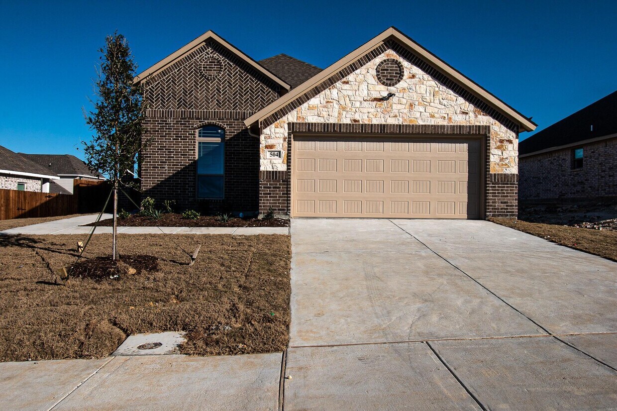 Primary Photo - 504 Lakeway Ln