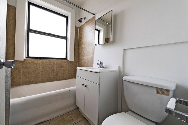 Building Photo - 808 W 76th