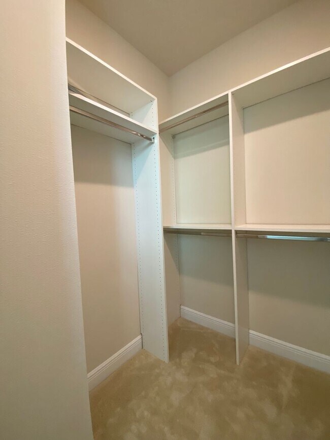 Building Photo - Exquisite 6-Bedroom Estate with Private Po...
