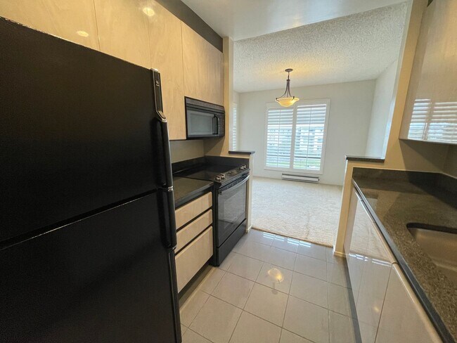 Building Photo - 1 BEDROOM / 1 BATH CONDO AVAILABLE AT WATERGATE COMPLEX IN EMERYVILLE!!!