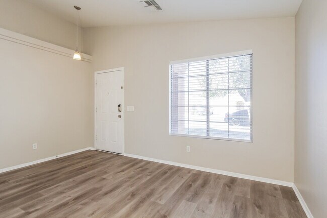 Foto del edificio - 16015 W Sierra St