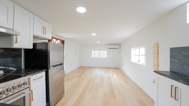 Building Photo - 310 W Idlewild Ave