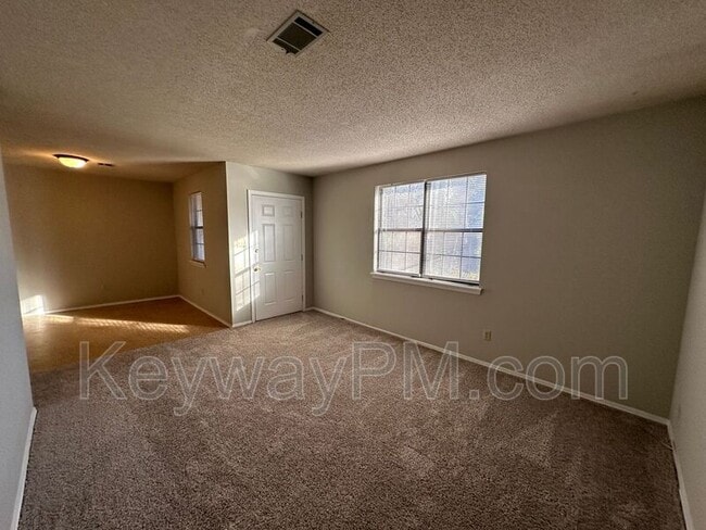 Building Photo - 4589 Hickory Dr