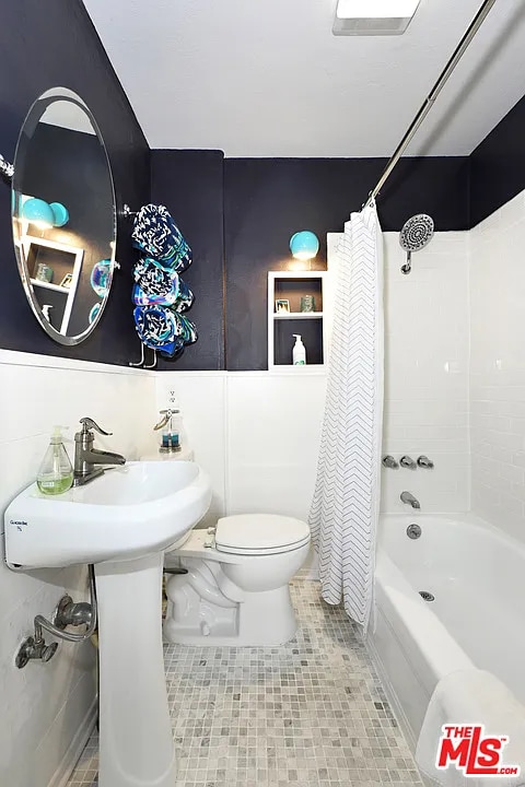 Building Photo - 3844 Goldwyn Terrace