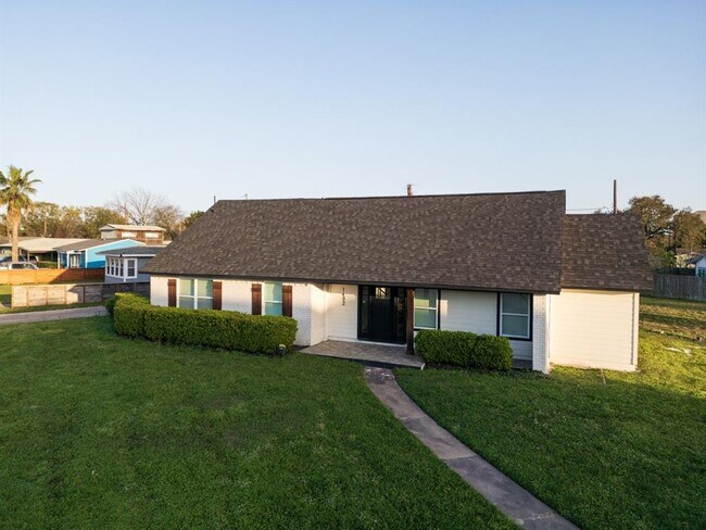 Foto del edificio - 1402 Bayou Shore Dr