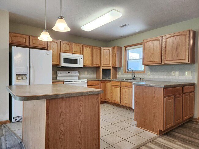 Foto del edificio - 3512 McLaughlin Dr