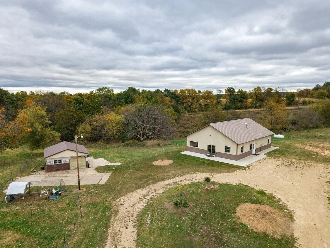 Primary Photo - 3 Bedroom Single Family Country Home in Ma...